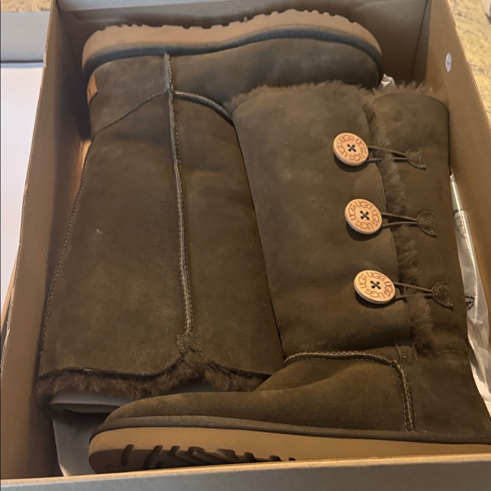 NIB UGG Green Bailey Boots with Button Detail